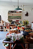 Geerntetes Gemüse zum Verkauf aus dem Küchengarten von Old Lands in Monmouthshire, UK