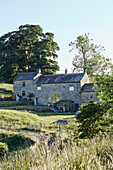Renoviertes Bauernhaus aus Stein in der Landschaft von Yorkshire, UK