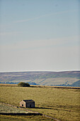 Abgelegene Steinscheune am Rande eines Feldes in Yorkshire, UK
