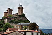 Chateau de Foix und Hausdächer in Ariege, Okzitanien, Frankreich