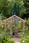 Hölzernes Gewächshaus in einem Garten in Oxfordshire, UK