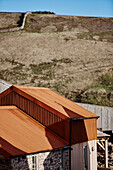 Wellblechdach auf einer umgebauten Scheune in North Yorkshire, UK