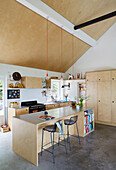 Doppelhohe Decke über Küche und Frühstücksbar in einem Neubau in Sligo, Irland