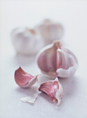 Bulbs and cloves of garlic