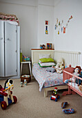 Spielzeugpferd und Plüschtiere im Mädchenzimmer eines Familienhauses in Colchester, Essex, England, UK