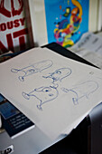 Cartoon-Zeichnungen auf Schreibtisch in einem Atelier in Colchester, Essex, England, UK