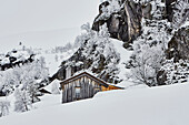 Blick auf die benachbarte Holzhütte von Litlestol aus, in den Bergen von Sirdal, Norwegen