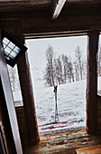 Blick auf die schneebedeckten Berge von Litlestol, eine Holzhütte in den Bergen von Sirdal, Norwegen