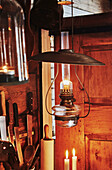 Detail einer Küche mit Laterne und Messermagnet in einer Holzhütte in den Bergen von Sirdal, Norwegen