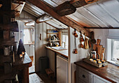 Rustikale Küche mit Durchblick zum Badezimmer in einer Holzhütte in den Bergen von Sirdal, Norwegen