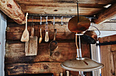 Küchendetail mit Holzlöffeln, an Fleischhaken hängend, in einer Holzhütte in den Bergen von Sirdal, Norwegen