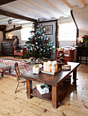 Weihnachtsbaum im offenen Esszimmer von einem Cottage in Herefordshire, England, UK