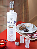 Weihnachtskekse und Alkohol auf einem roten Tisch in einem polnischen Haus