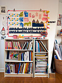Bücherregal und Kunstwerke im Kinderzimmer eines französischen Familienhauses