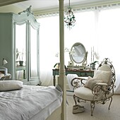 Bedroom with dressing table and mirrored wardrobe
