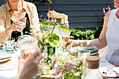 Mittsommerfest mit Freunden in einem Garten in Colchester