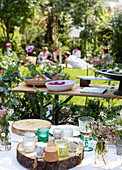 Blumen in Einmachgläsern bei einer Mid-Summer-Party mit Freunden in einem Garten in Colchester