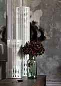 Getrocknete Blumen und Zylinderleuchten in einem Haus in Somerset, UK