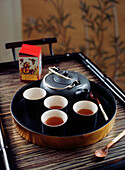 Chinesisches Teeservice auf orientalischem Tablett