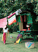 Alter dekorierter grüner Zigeunerwohnwagen im Garten