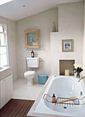 Moderner Umbau eines weißen Badezimmers in einem klaren und einfachen Stil