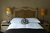 Crotched-Kissen auf dem Bett mit symmetrischen Retro-Lampen