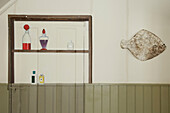 Braunes und cremefarbenes Badezimmer mit Regal an der Tür und Nut- und Federverkleidung
