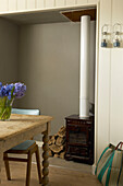 Ein neutrales, zurückhaltendes Farbschema und der natürliche Holzboden verleihen der Küche ein frisches, luftiges Gefühl Hastings beach house England UK