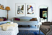 Hellblaues Sofa mit Vogelmotiv im Wohnzimmer eines Hauses in Massachusetts, New England, USA