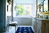 Marmorwaschbecken und Stuhl im Badezimmer eines Hauses in Massachusetts, New England, USA