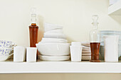 Keramikschalen mit Essigglas in der Küche von Austerlitz, Columbia County, New York, Vereinigte Staaten