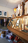 Lampen und Kleidung zum Verkauf in Austerlitz Geschenkeladen, Columbia County, New York, Vereinigte Staaten