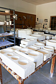 Keramikformen auf dem Tisch im Atelier, Austerlitz, Columbia County, New York, Vereinigte Staaten