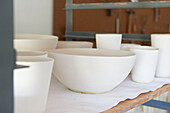 Keramikschalen und -tassen auf einem Regal im Atelier, Austerlitz, Columbia County, New York, Vereinigte Staaten