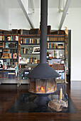 Freistehender Kamin und Bücherregal in einem offenen Haus in Sheffield, Berkshire County, Massachusetts, Vereinigte Staaten
