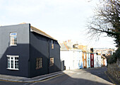 Schwarz bemaltes Haus an einer Straßenecke in Hastings, East Sussex, England, UK