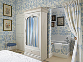 Elegantes, pastellfarbenes Schlafzimmer mit Badewanne
