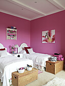 Zwillingsbetten im rosa Schlafzimmer eines Landhauses in Lincolnshire, England, UK