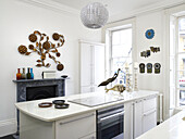 Dekoratives Wanddetail über dem Marmorkamin in der Küche eines modernen Hauses in Bath, Somerset, England, UK