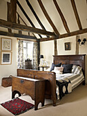 Antikes Holzbett in einem Fachwerkhaus in Suffolk, England, UK