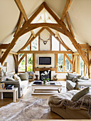 Offenes Wohnzimmer in Holzrahmenbauweise in einem Neubau in Somerset im ländlichen England UK