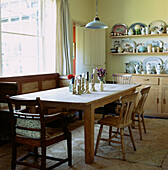 Großer Küchentisch und Stühle aus Holz in einer Küche im Landhausstil