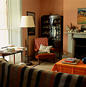 Landhausstil-Wohnzimmer mit bemalten Wänden und Vintage Möbeln