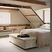 Kleines Dachgeschoss-Schlafzimmer mit Dachvorsprung und einem Doppelbett