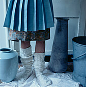 Beine und Füße einer Frau, die auf einem Staubtuch steht und renoviert