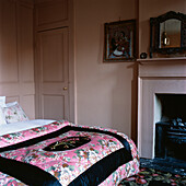Schlafzimmer im Vintage-Stil mit Doppelbett und Kamin