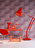 Mit Retro-Tapete tapezierter Raum mit roten Möbeln, Haushaltswaren und Beleuchtung