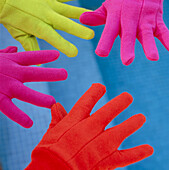 Farbige Handschuhe an den Händen