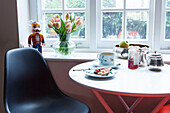 Geschnittene Tulpen am Fenster mit Frühstückstisch in einem modernen Haus in London, England, UK