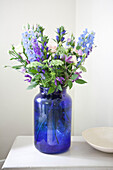 Schnittblumen in blauer Vase in einem Landhaus in Surrey, England, UK